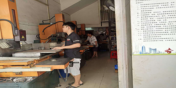 振邦細(xì)孔放電機(jī)品質(zhì)卓越，銷量好